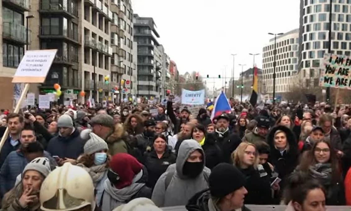 Brusel: Obrovský protest proti lockdownu (VIDEO)