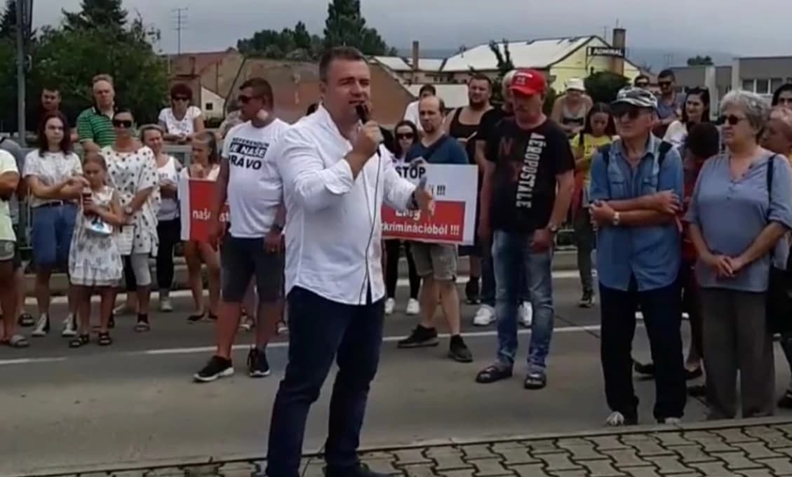 Mikas trénuje občanov ako opičky v cirkuse