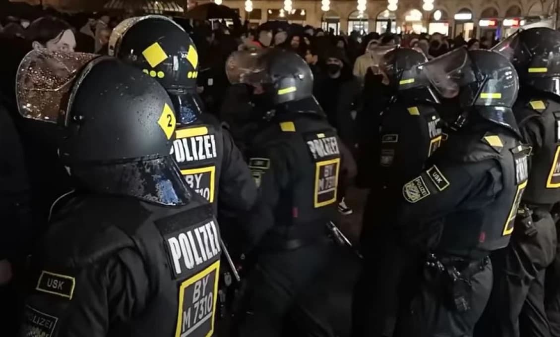 Mníchovská polícia násilím rozohnala demonštráciu proti koronovým opatreniam vlády (VIDEO)
