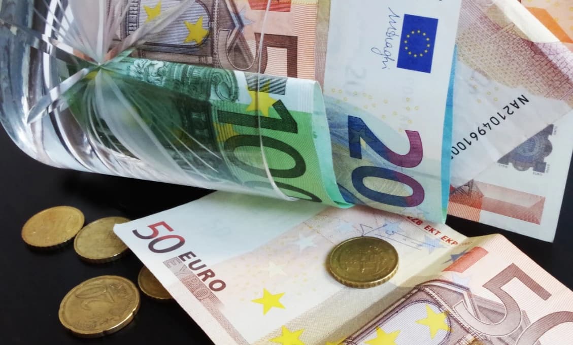 Pridané dostanú zdravotníci, policajti, aj učitelia... ale nie u nás. A kde politikom zmrazili platy?