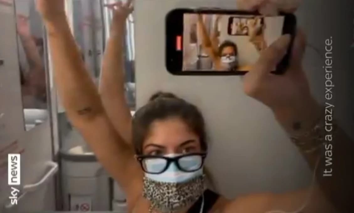 V lietadle zistila, že má covid, a hneď sa tam aj izolovala. Ako?
