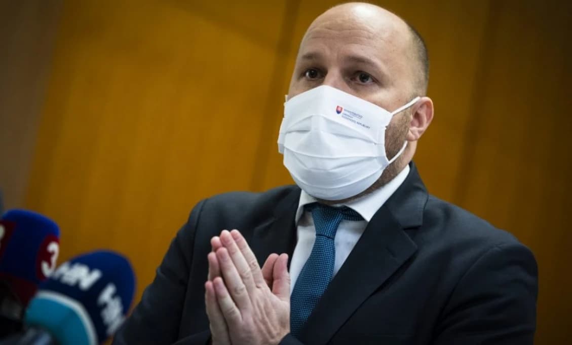 Politológ a historik: Smiešny je minister obrany a všetci jemu podobní!
