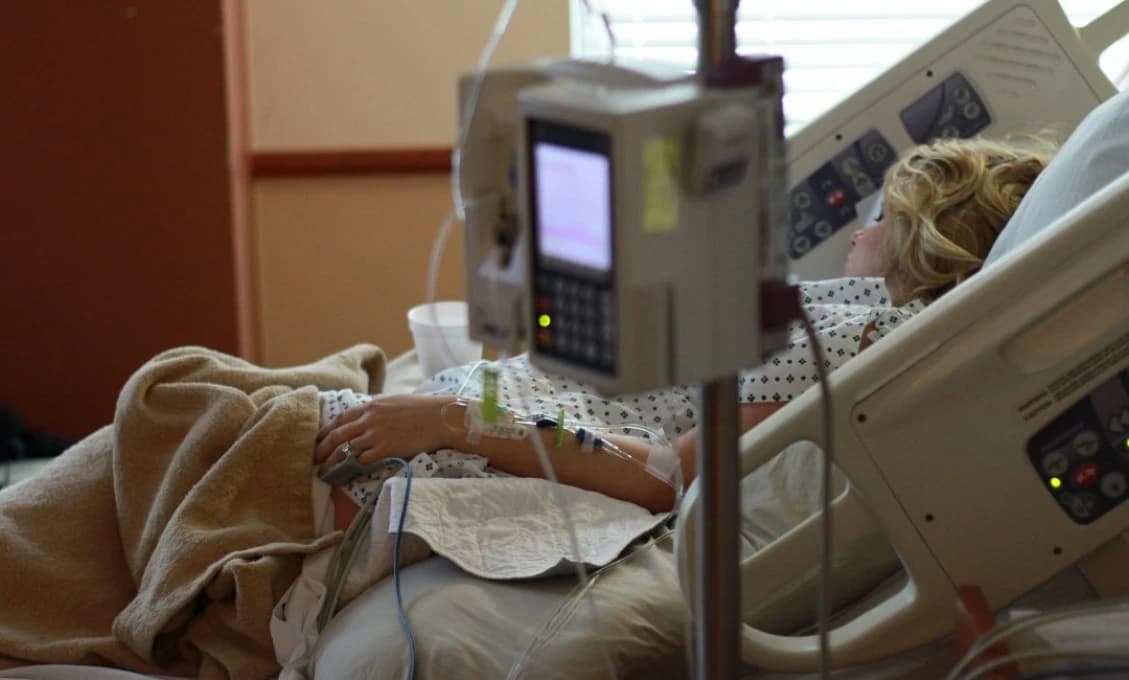 Najviac hospitalizovaných pacientov je vo vekovej kategórii 65 rokov