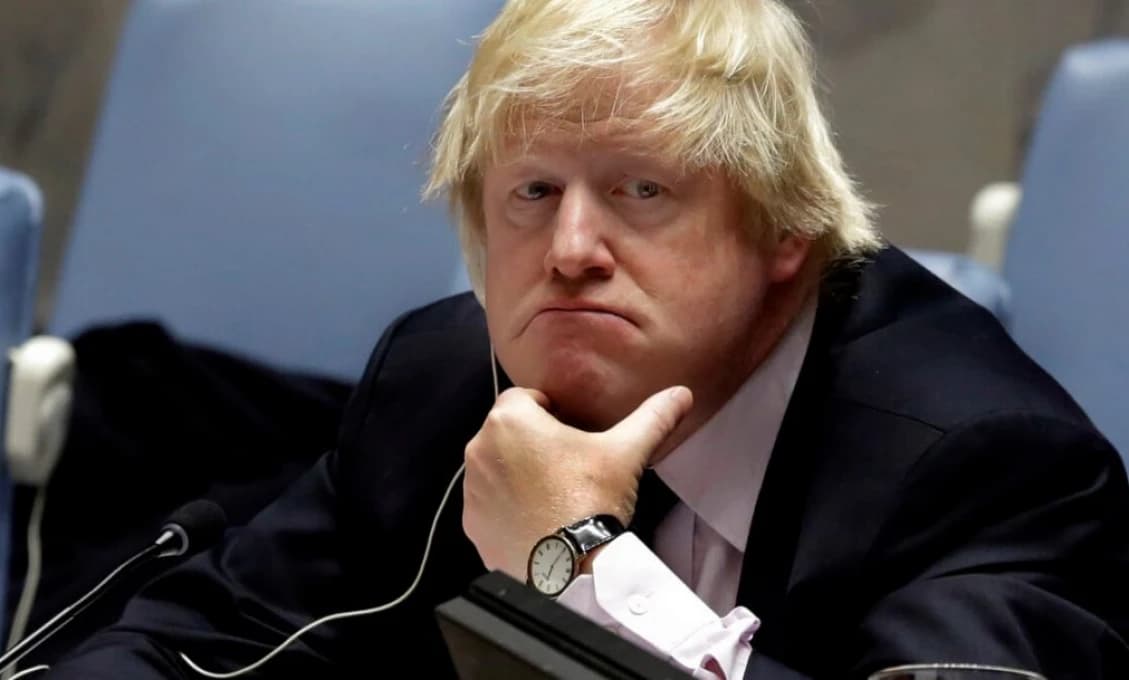 STO pozvánok na „lockdown drinky“ v záhrade na Downing Street. Unikol pozývací mail (VIDEO)