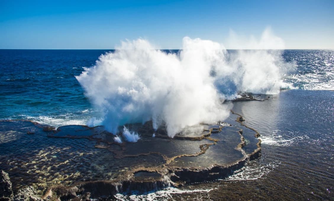 Tonga: Po silnej sopečnej erupcii zaznamenali vlnu cunami