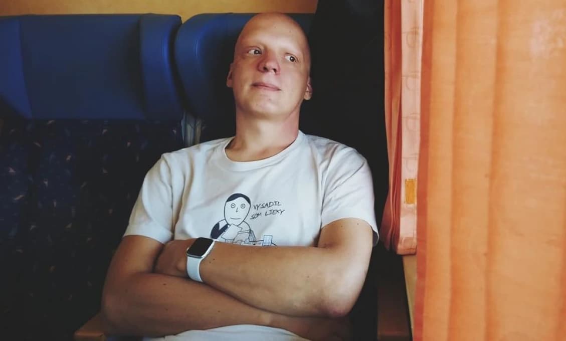 Vulgárny karikaturista denníka SME opäť verejne uráža. Tentokrát katolíckeho biskupa a kresťanov