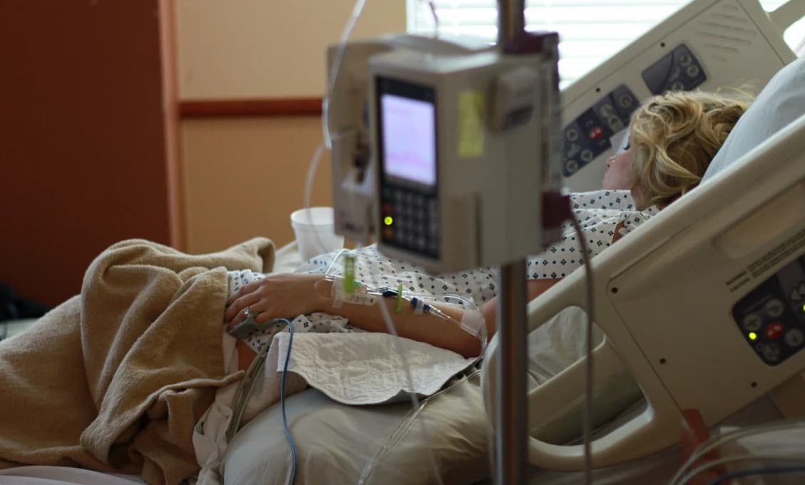 NCZI: Najviac hospitalizovaných na COVID-19 je opäť vo veku 65 a viac rokov