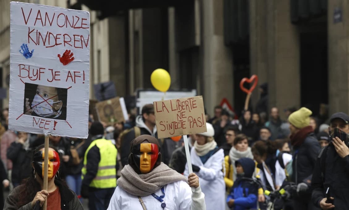 Brusel: Protest 50-tisícovej masy ľudí proti covidovým opatreniam (VIDEO)
