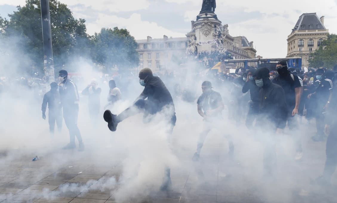 Tvrdý policajný útok na kamerový štáb počas protestov v Bruseli (VIDEO)