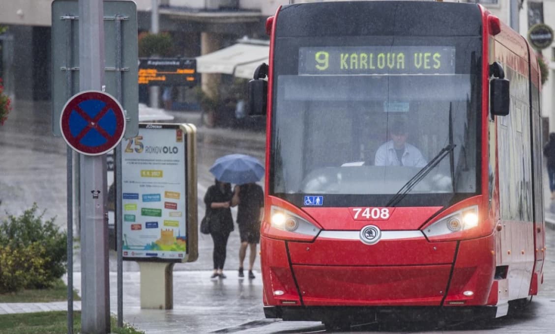 Bratislava: Na nábreží sa zrazili dve električky, premávka MHD je obmedzená