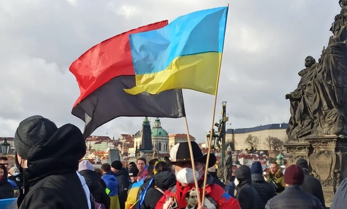 Banderovská vlajka na Karlovom moste?