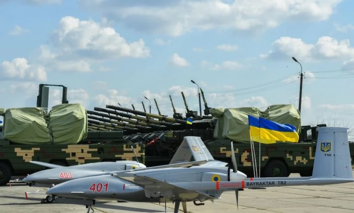 Zábery z frontu - ukrajinský dron zničil kolónu útočníka (Video)