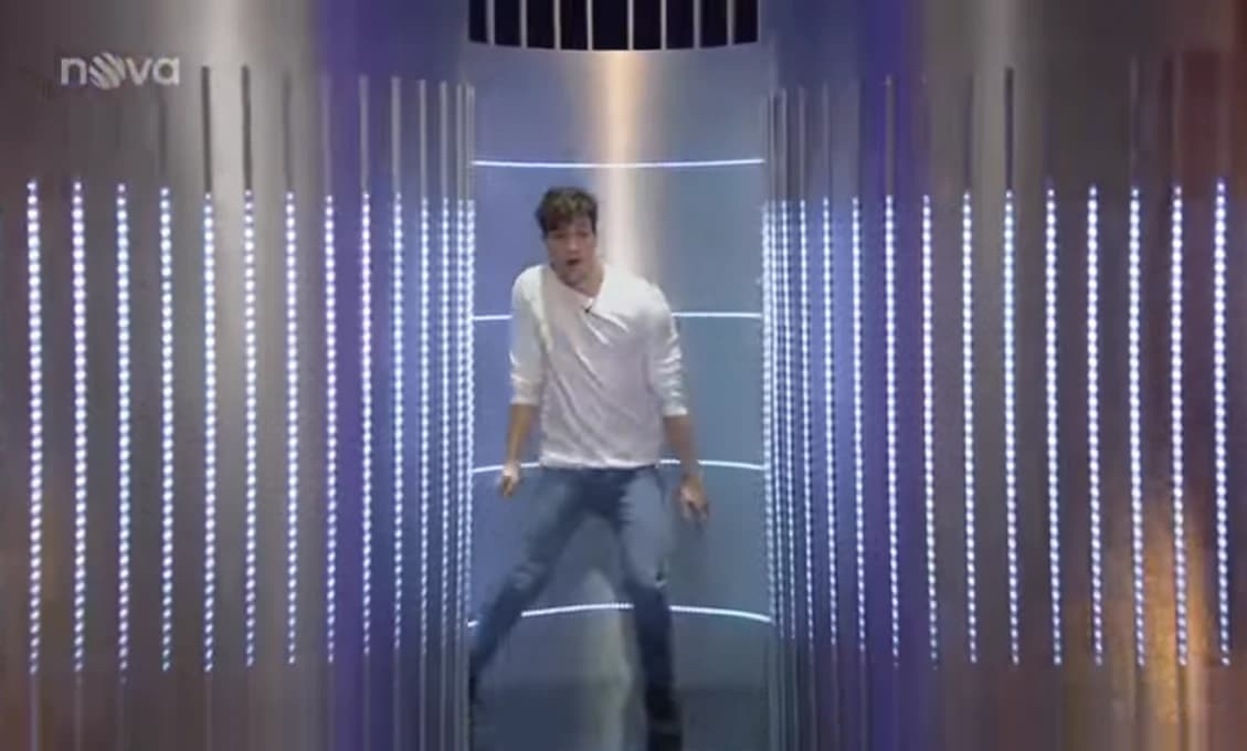 Bude sa spevák musieť učiť posunkovú reč?