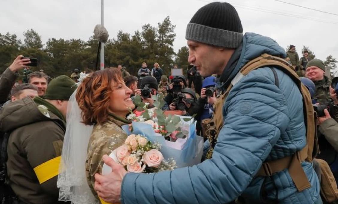 Kličko pobozkal nevestu na frontovej línii v Kyjeve