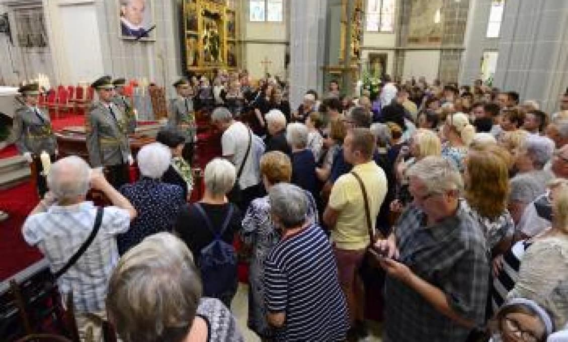 So zosnulým kardinálom Jozefom Tomkom sa prichádzajú rozlúčiť tisíce ľudí