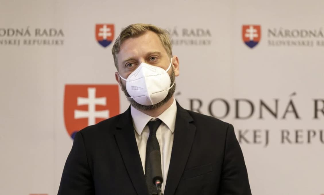 Už sa opičí! Juraj Krúpa žiada obmedziť víza pre Rusov