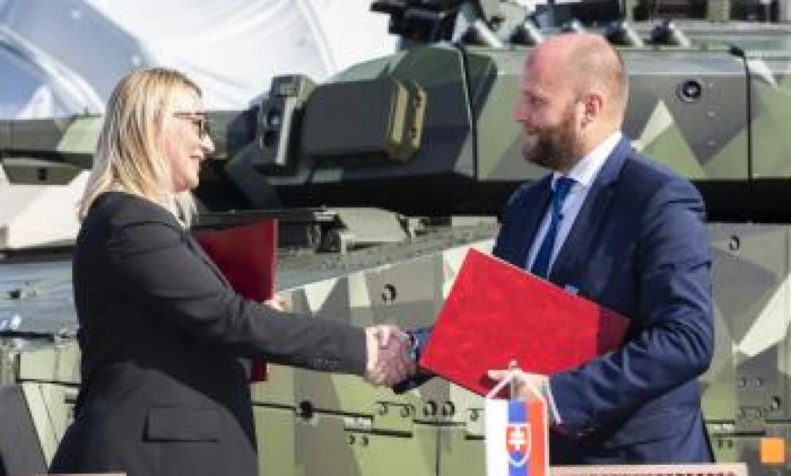 SR a ČR sa dohodli na spolupráci pri obstaraní pásových obrnených vozidiel
