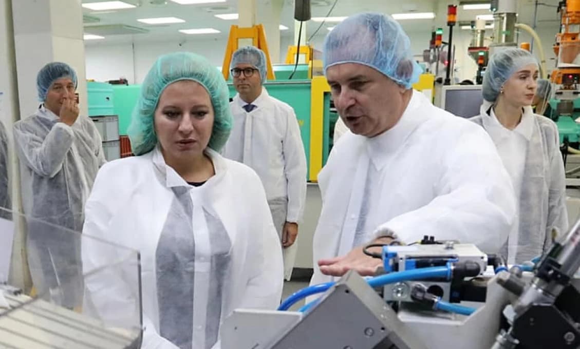 Zuzana Čaputová vymenila kostým od Hanečku za igelitovú čiapku (FOTO)