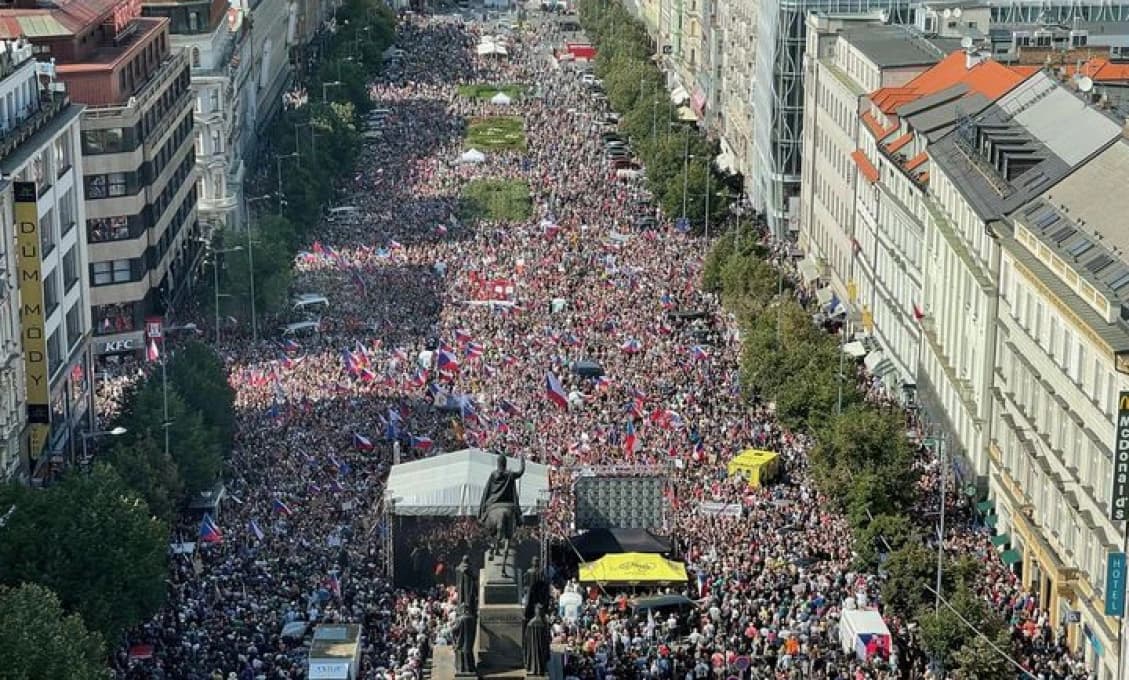 Obrovský protest proti vláde v Česku! Slováci, necháme sa zahanbiť?