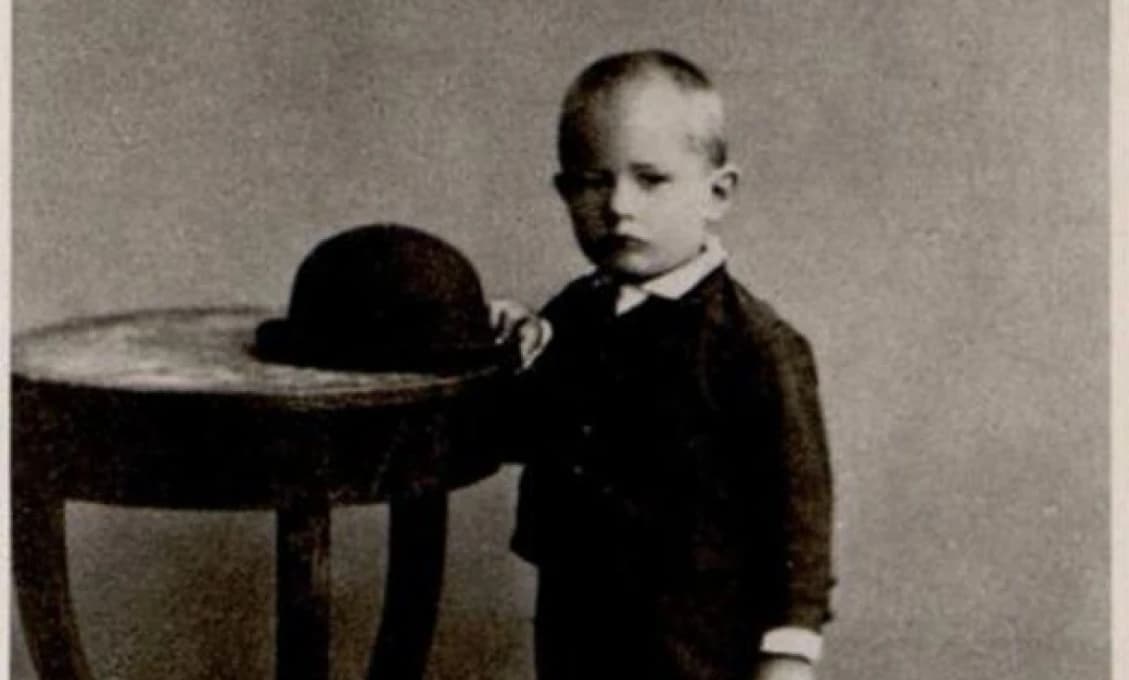 Hlas ľudu: Poznáte fešáčika na fotografii? Viete, s ktorým známym slovenským dejateľom máte tú česť?