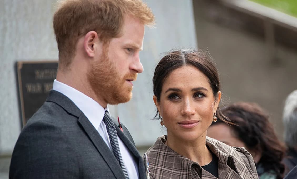 Neskutočná potupa pre Harryho a Meghan: O zákaze od kráľa im nikto ani nepovedal!