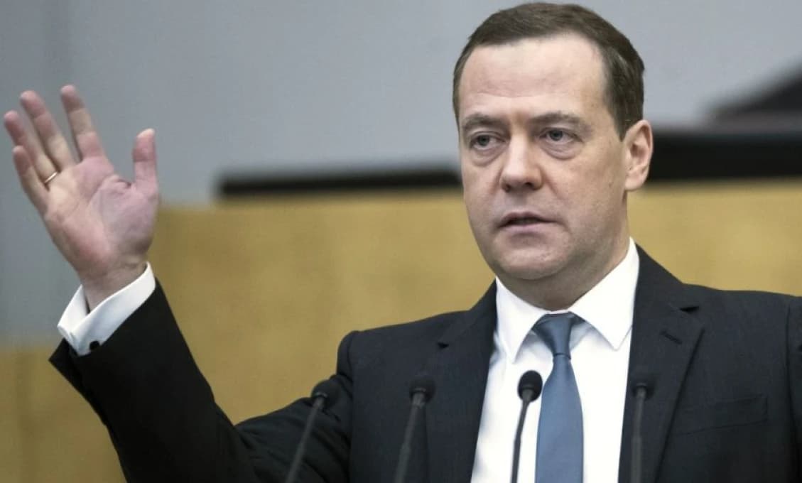 Medvedev: Zelenskyj by mal podstúpiť preventívnu operáciu lebky