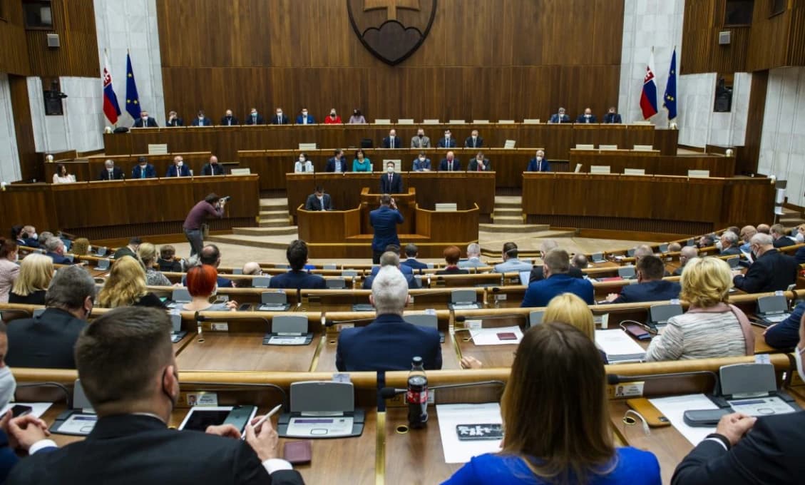 Filozof Bakoš: Poslanci si zvykli chodiť do parlamentu po výplatu a do bufetu na lacnú tresku