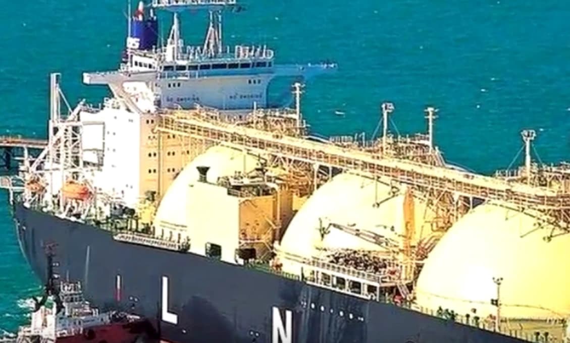 Desiatky tankerov s LNG vyčkávajú pri brehoch Európy, nemôžu vyložiť náklad