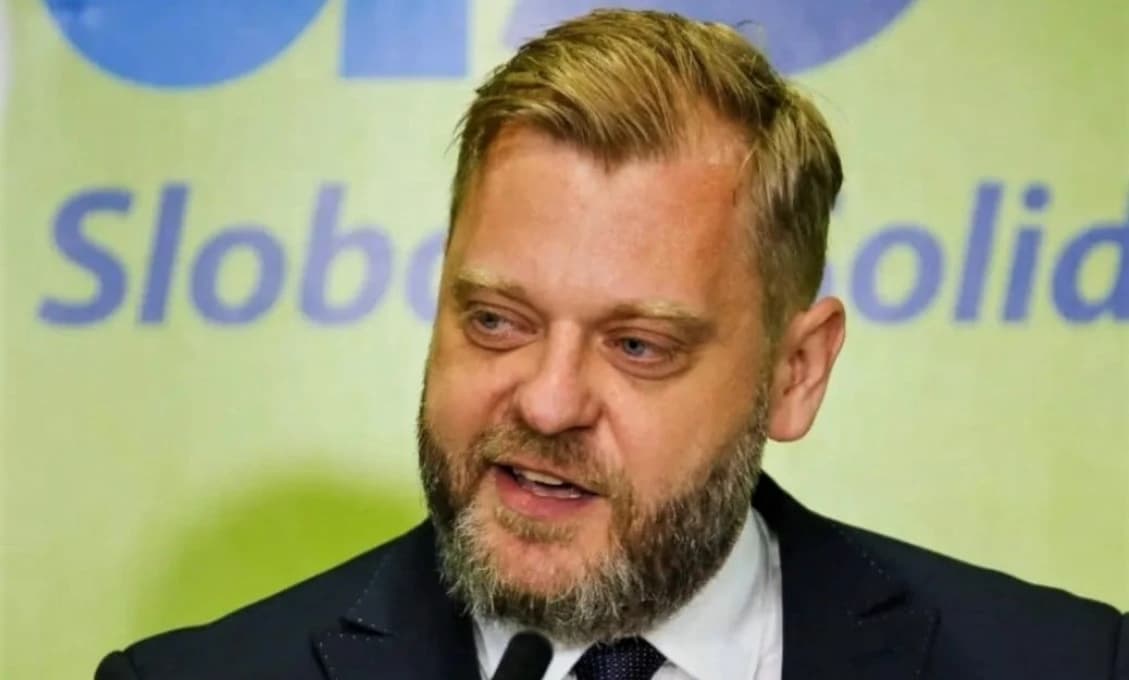 Juraj Krúpa tvrdo "zhejtoval" poslancov opozície a vycapil aj ich fotky