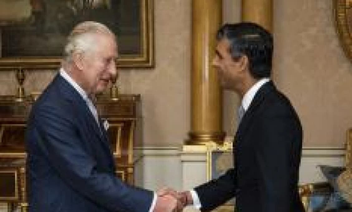 Británia: Rishi Sunak je oficiálne premiérom