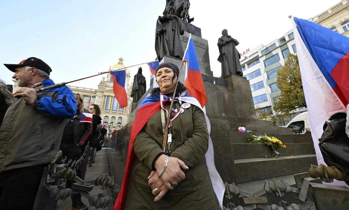 Dav na Václavskom námestí v Prahe kričí: Ľúbime ťa Slovensko"!