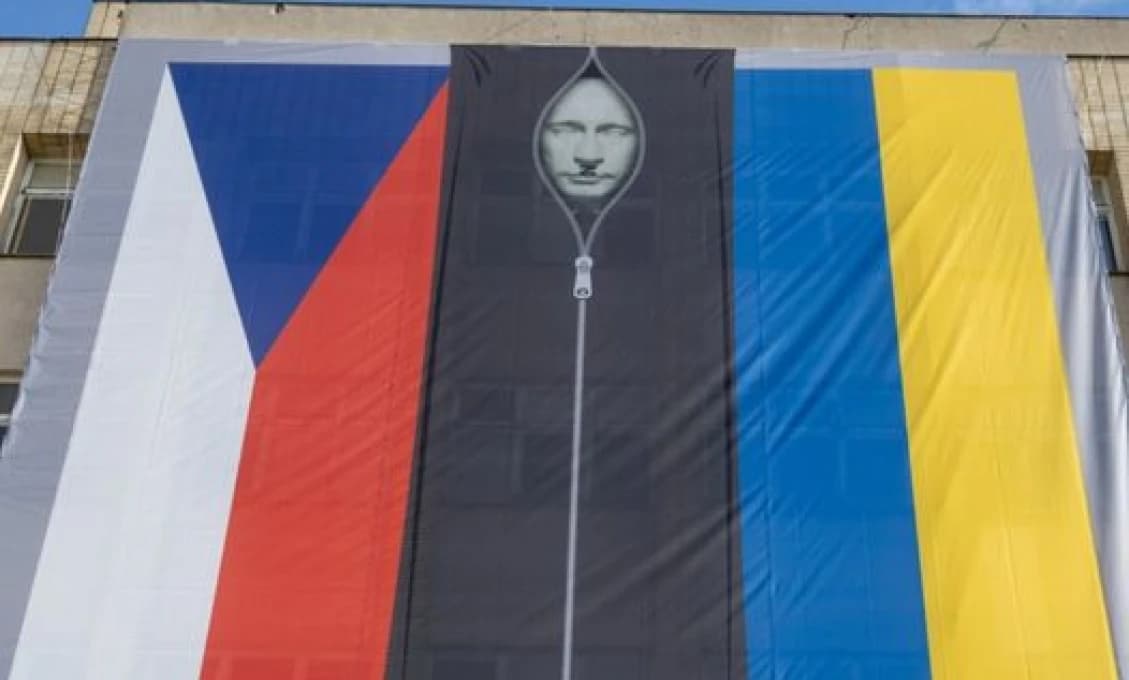 Zahoď tú handru! Na zhromaždení v Čechách došlo k potýčke kvôli ukrajinskej vlajke! (VIDEO)