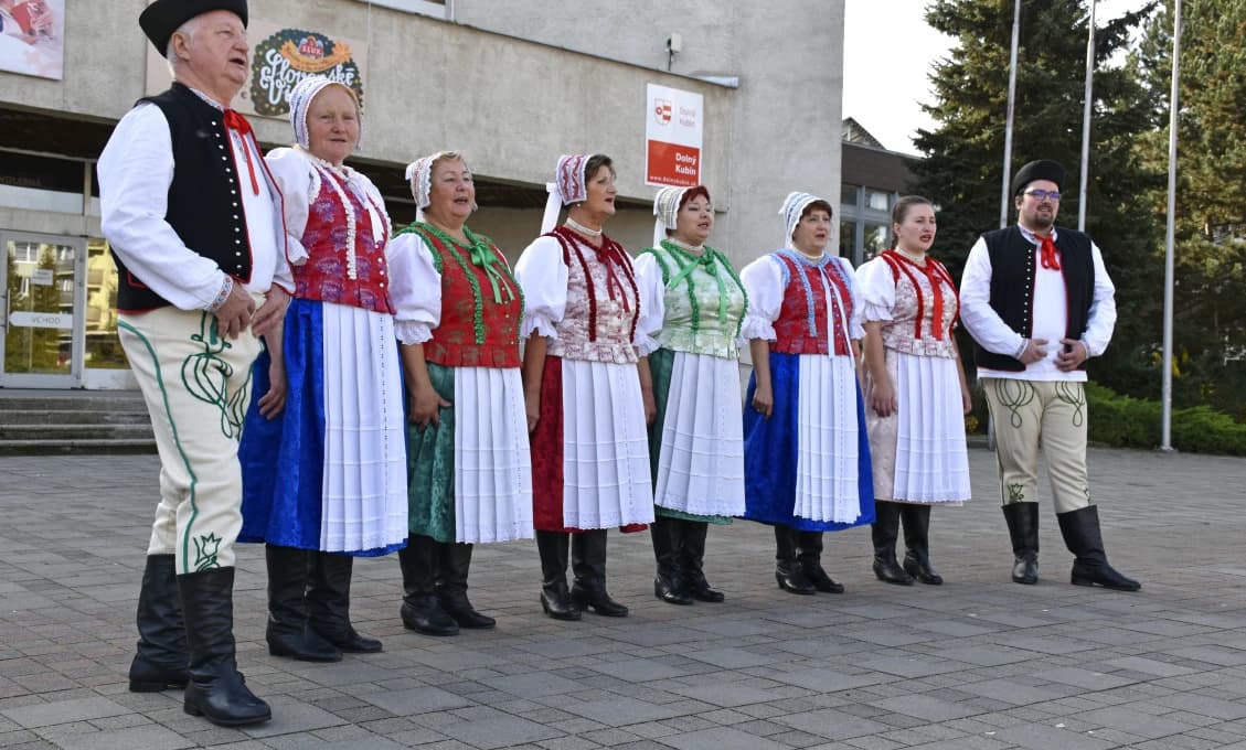 Oravskí folkloristi išli voliť v krojoch a aj si k tomu zaspievali