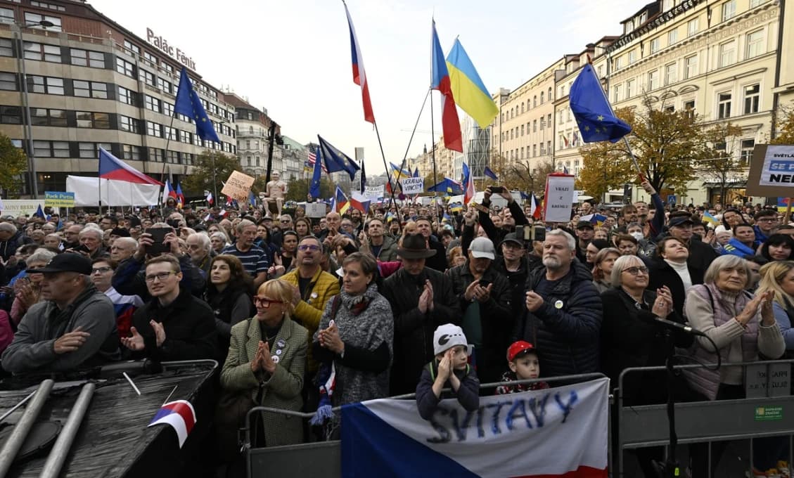 Česi pokračujú v obrovských zhromaždeniach. Na Václavskom námestí v Prahe kráčalo desaťtisíce ľudí proti strachu (VIDEO)