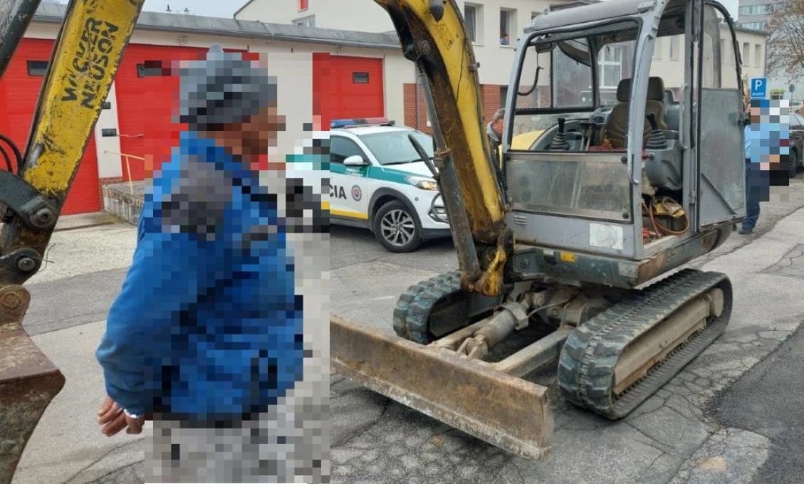 Opitý vodič minibagra kľučkoval po ceste s naloženou oceľovou platňou