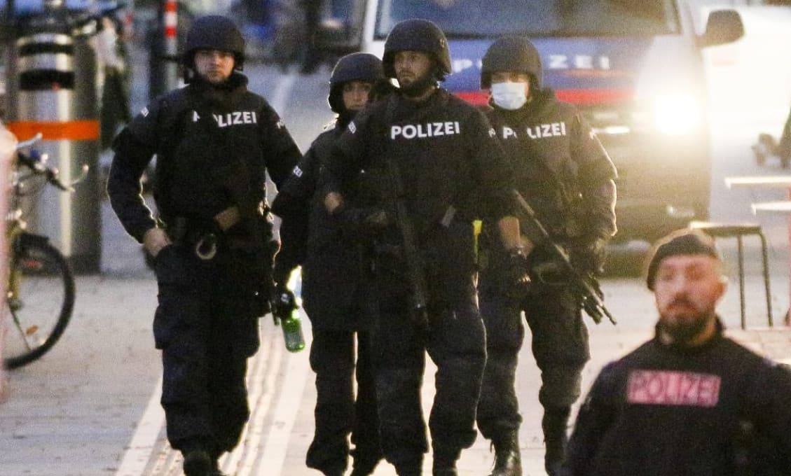 Po celom Rakúsku sa na Halloween bili policajti s verejnosťou hlava-nehlava
