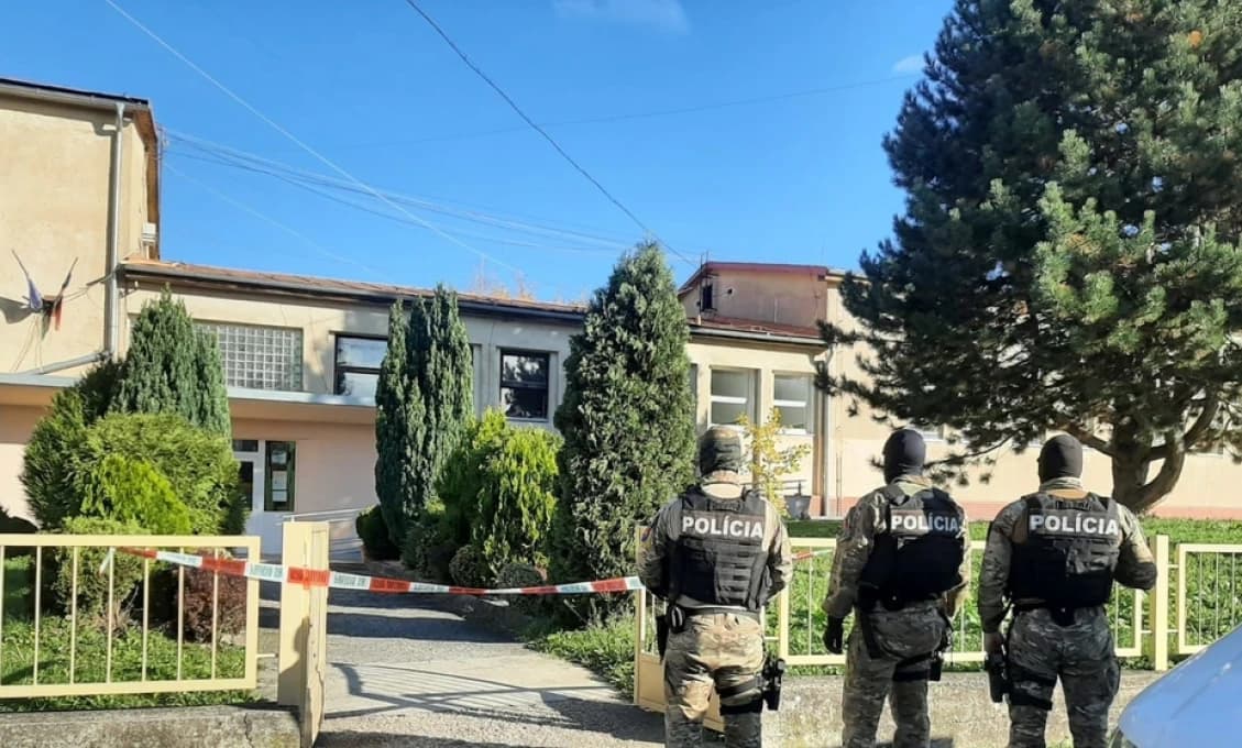 AKTUALITA Študenta, ktorý útočil sekerou v škole, obvinili z ÚKLADNEJ VRAŽDY!
