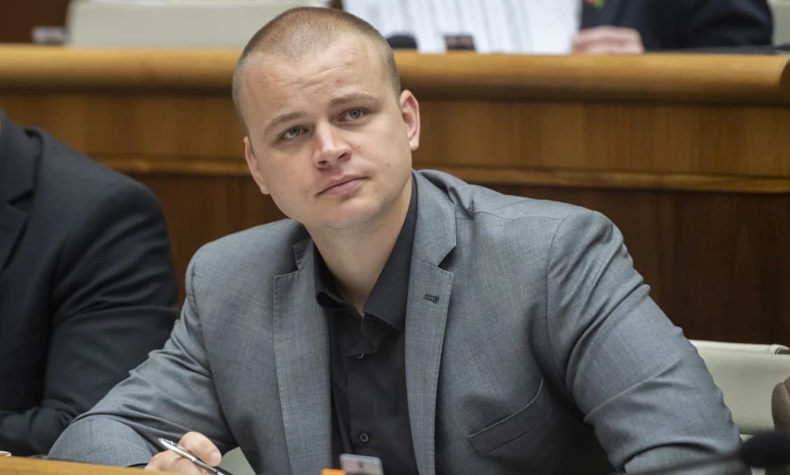 Nenecháme sa zaplaviť migrantami! Konštatuje rázne Mazurek (VIDEO)