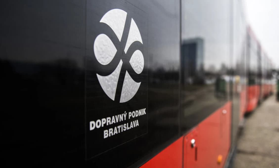 Vodič autobusu MHD musel prudko zabrzdiť, zranilo sa šesť cestujúcich