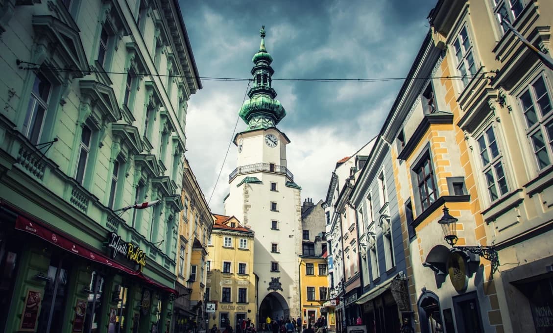 Bratislava: Na rekonštruovanú Michalskú vežu sa opäť vrátili zvony