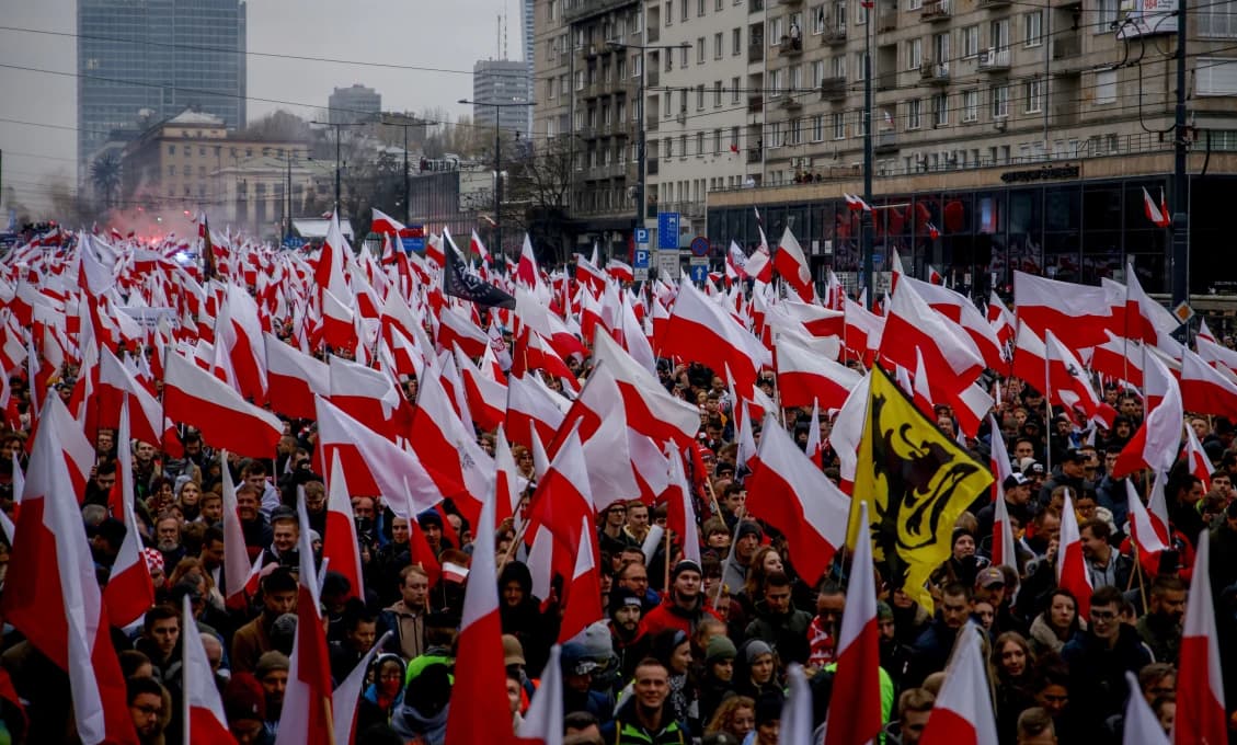 Poliaci to pokašľali! Nacistické symboly prehliadli, antifašistov zatkli