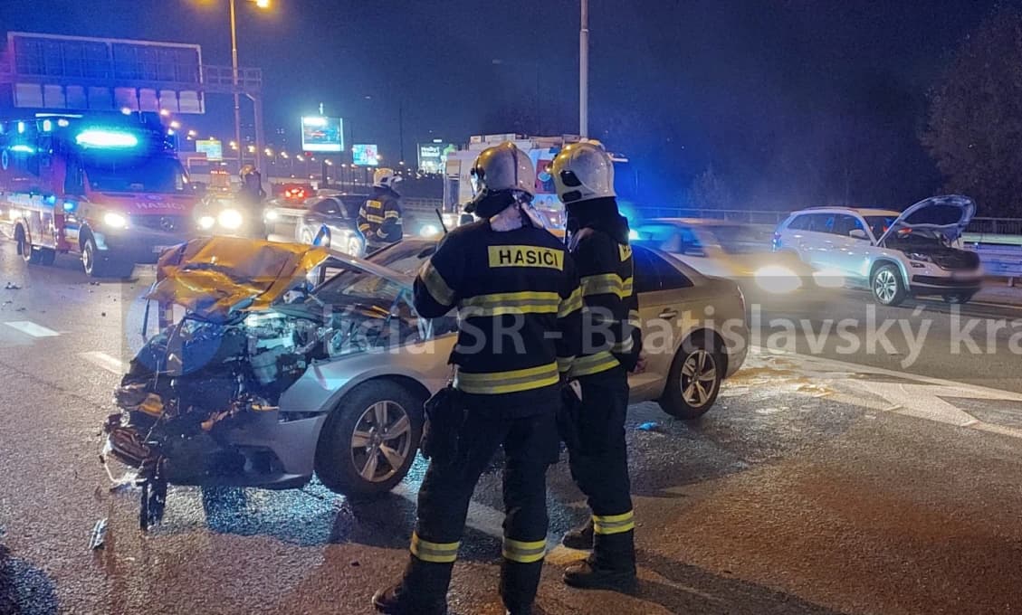Na Prístavnom moste v Bratislave sa zrazili dve autá, tvoria sa kolóny