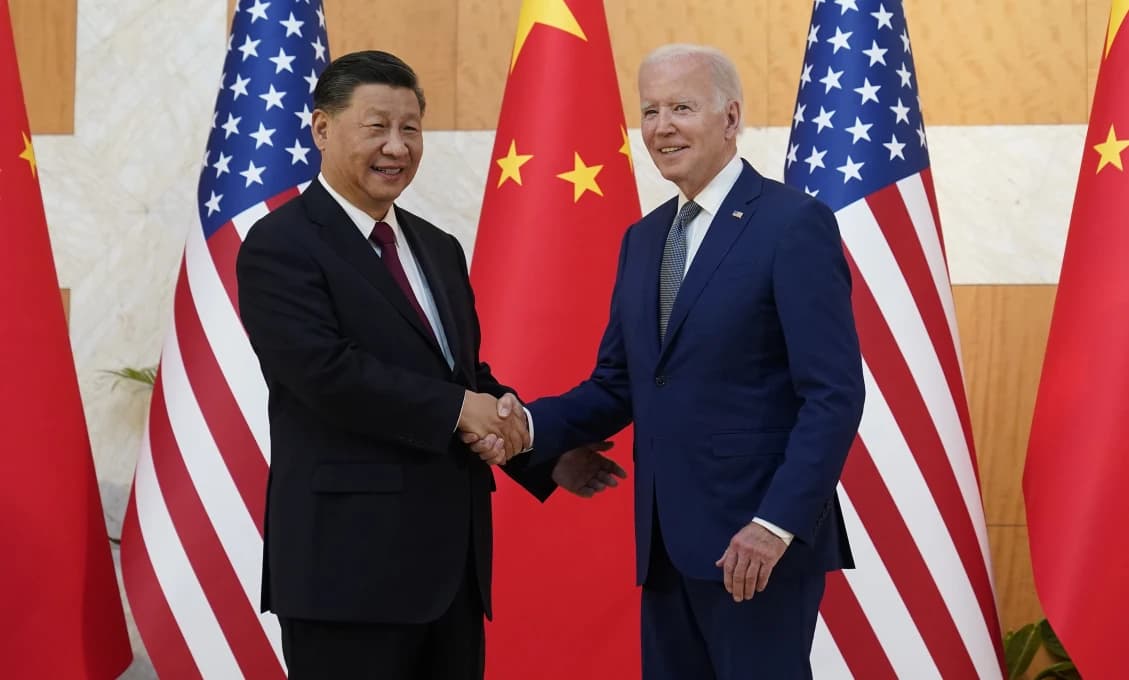Biden a Si Ťin-pching si na Bali podali ruky a začali rokovanie