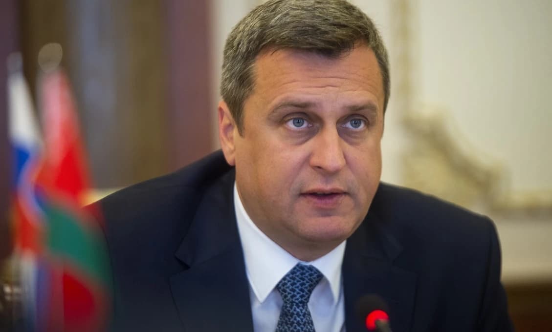 SNS OSTRO: Vďaka súčasnej vláde sa staneme len KOLÓNIOU západných štátov