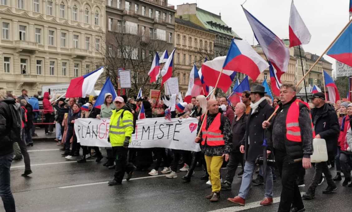 MASOVÉ zhromaždenie v Prahe: Povesiť ZELENSKÉHO a ČT KLAME! vykrikujú účastníci
