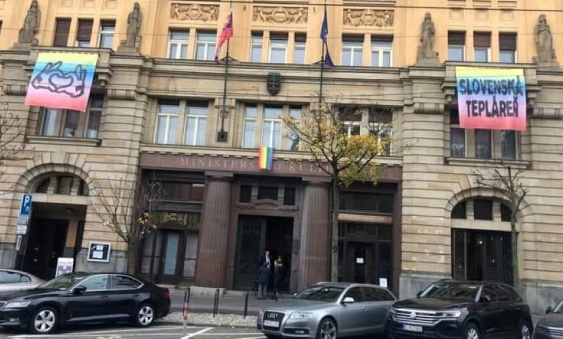 DÚHOVÁ VLAJKA na budove ministerstva kultúry? Slováci doslova ZÚRIA a Belousovová s nimi
