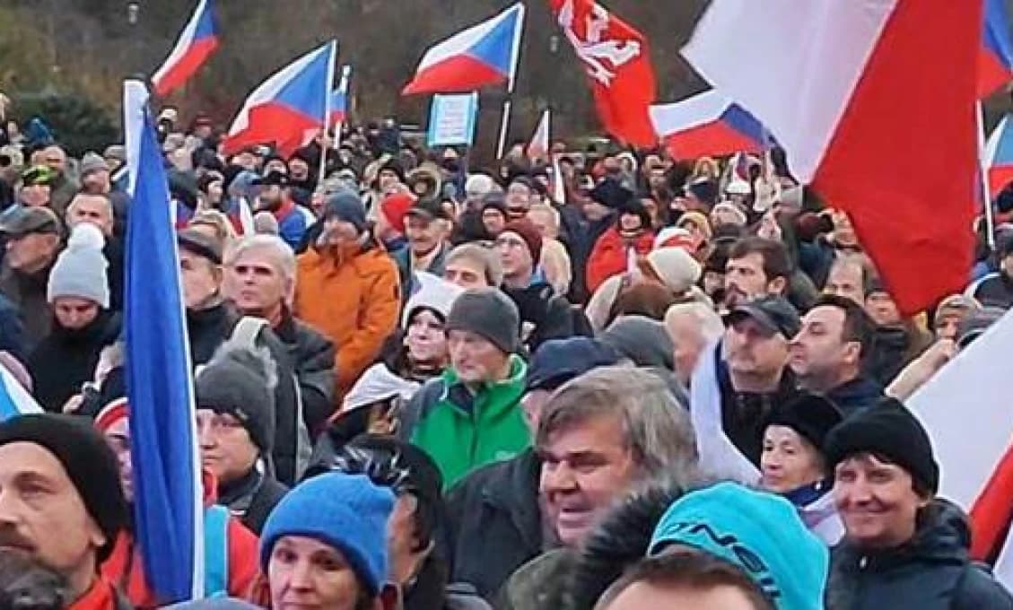 Koniec cenzúry! Fialový HNUS! DEMISIU! Na Letnej TO VRELO
