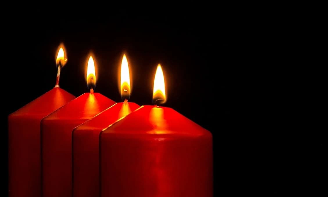 Na meranie času do Vianoc sa využíva adventný veniec a kalendár