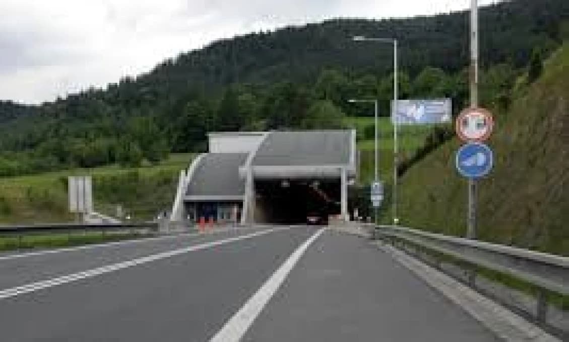 Tunel Branisko je pre nehodu uzavretý, tvoria sa tam kolóny