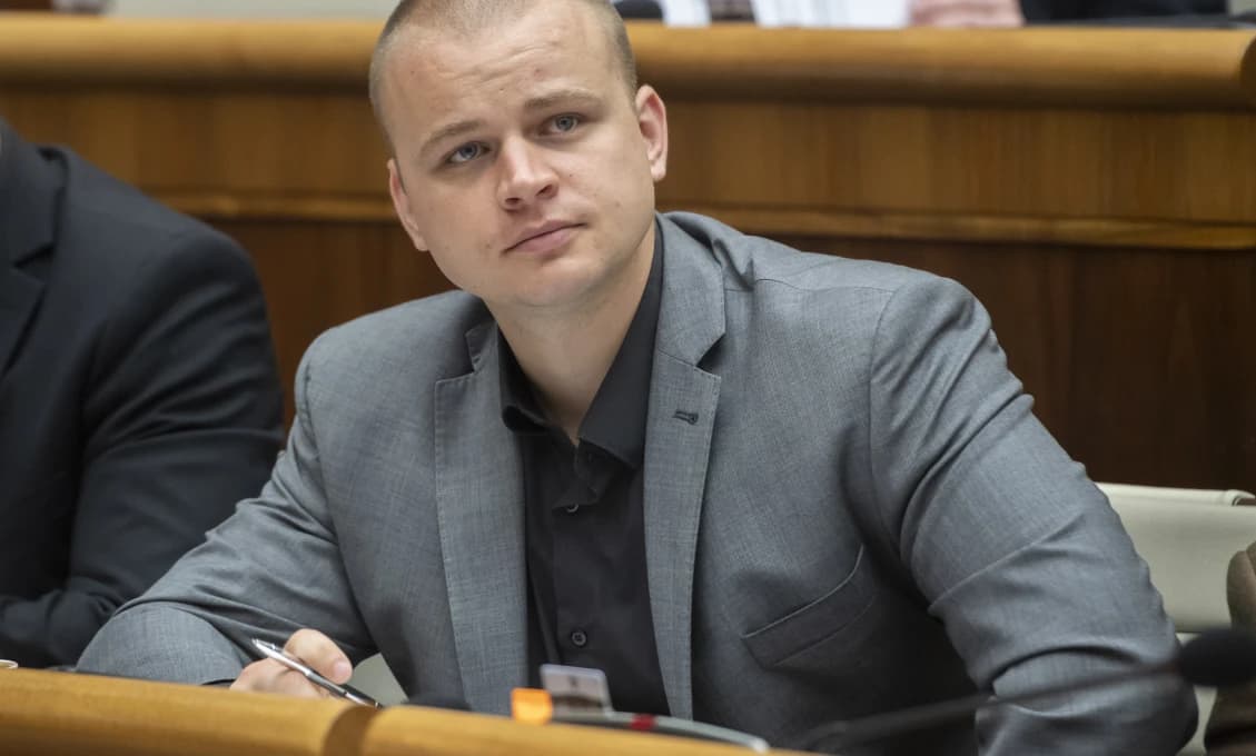 Poslanec Mazurek vyhlásil tvrdý bojkot voči AVIZOVANÉMU zrušeniu PRÁVA NA HOTOVOSŤ (VIDEO)